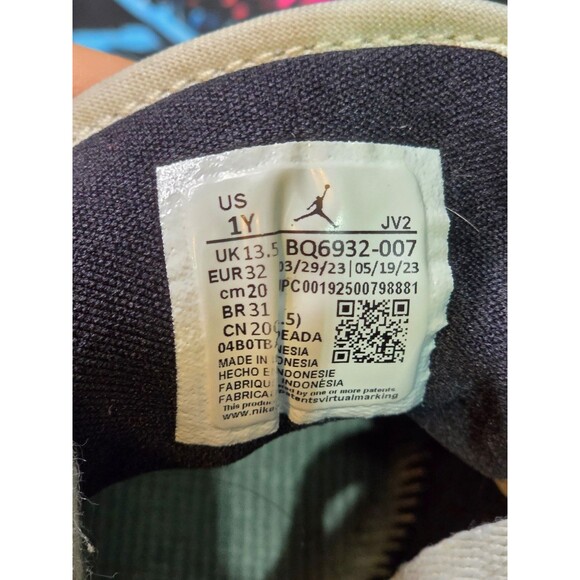 Nike Air Jordan 1 Mid SE Patent Black Gold Sneakers Kids 1Y - Picture 5 of 7